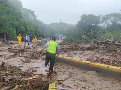 Guardia Nacional trabaja para liberar el paso en la Autopista del Sol, entre Chilpancingo y Acapulco