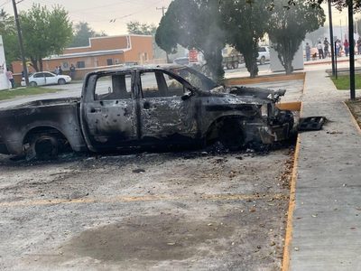 Escala en NL pugna entre cárteles del Noreste y Golfo; queman autos y decapitan a cuatro