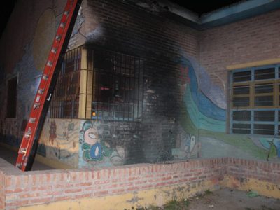 Desconocidos incendiaron un colchón en el Jardín 22 y provocaron daños