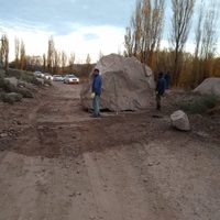 En Quili Malal cayeron grandes rocas en medio de la ruta