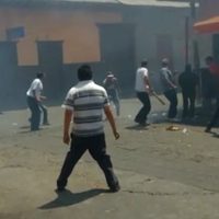 Comuneros de Nahuatzen se enfrentan con palos y piedras tras asesinato del alcalde