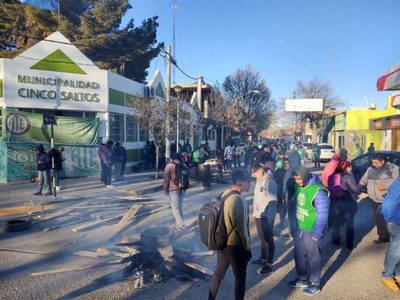 Denuncian represión policial durante una protesta de ATE en Cinco Saltos