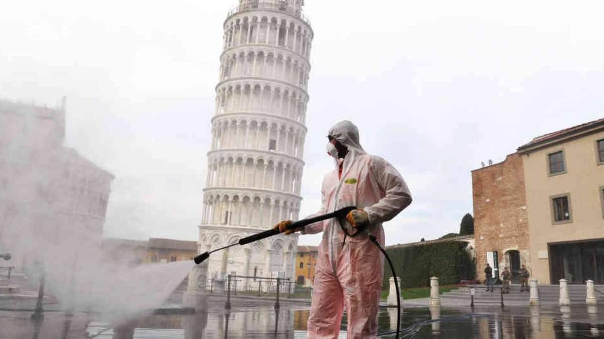 Desinfección en las cercanías de la Torre de Pisa. Fuente: (Twitter)