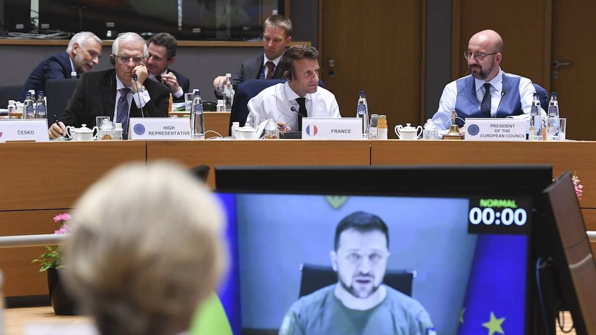 Volodímir Zelenski participa vía videoconferencia en la sesión. Atrás, Emmanuel Macron y Charles Michel
