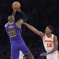 LeBron James rompe el récord de Michael Jordan de 30 puntos en partidos