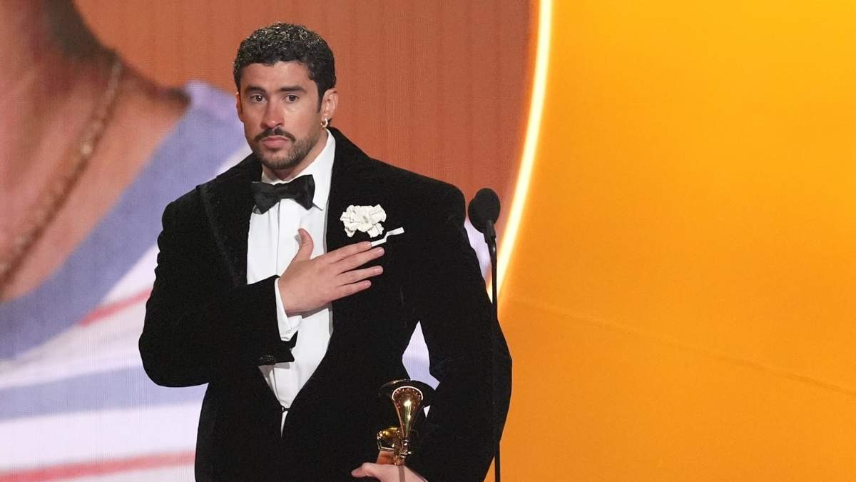 Bad Bunny acepta el premio al álbum del año