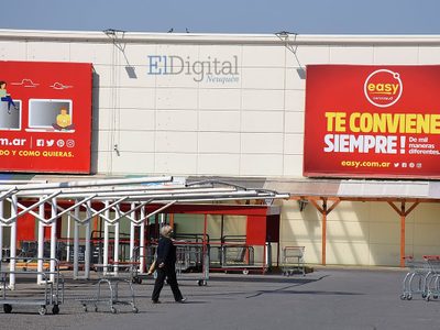 Se bajó para entrar a un local Easy y le robaron su vehículo
