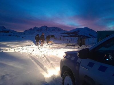 Veranadores de las Lagunas de Epulauquen recibieron asistencia por el temporal de nieve