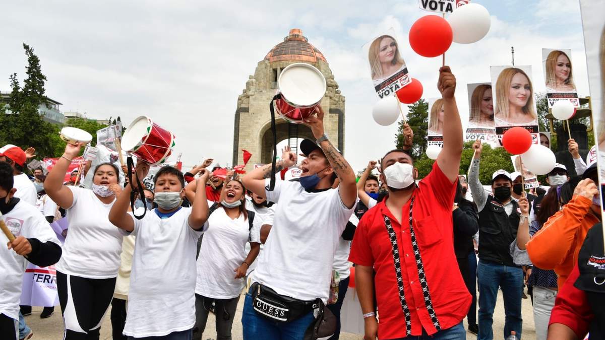 Un evento de campaña en el Monumento a la Revolución
