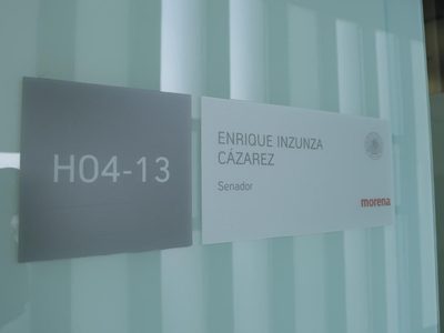 Enrique Inzunza vuelve a su escaño diez horas después de haber pedido licencia