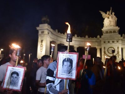 Ayotzinapa: marchan con antorchas del Hemiciclo al Zócalo