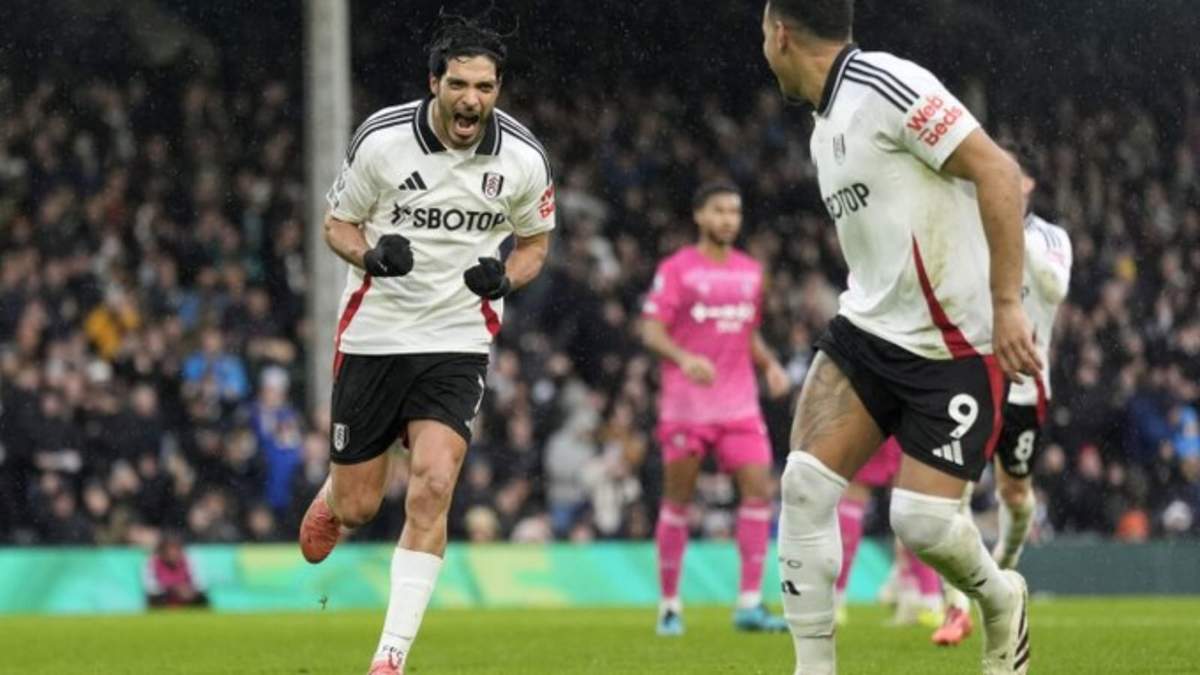 Raúl Jiménez, del Fulham, festeja tras convertir un penal ante Ipswich para convertirse en el máximo goleador mexicano en la historia de la Liga Premier, el domingo 5 de enero de 2025