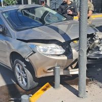 Pilotes de metal impidieron que el auto se estrelle contra un comercio