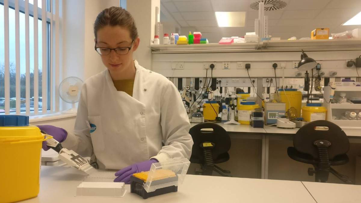 La farmacéutica anunció que buscará desarrollar una actualización de su vacuna