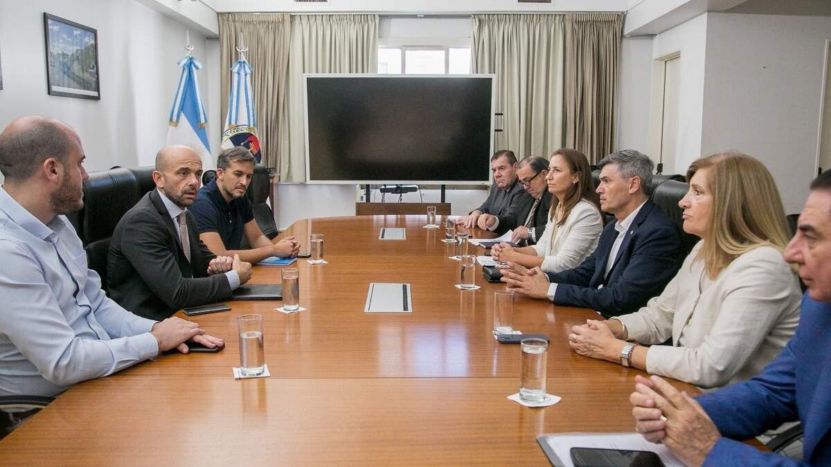 Mariano Gaido y los diferentes intendentes en la reunión con el Secretario de Transporte. Fuente (X).