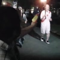 Detienen a una mujer que intentó apagar la antorcha olímpica con una pistola de agua (Video)