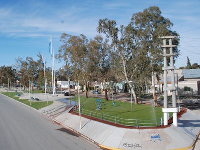 En Centenario denuncian a un vecino por agredir a un alumno en la vía pública