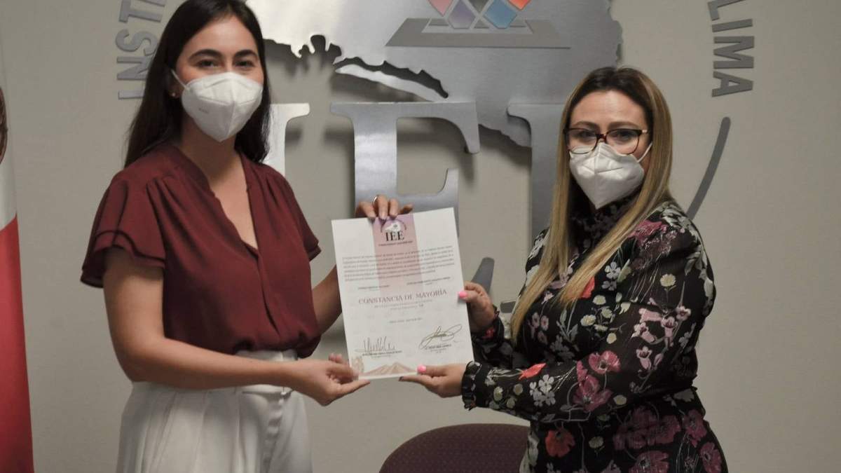 Entrega de la constancia de mayoría a Andrea Naranjo Alcaraz (izquierda)