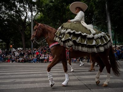 Desfile militar congregó a 300 mil personas en el Zócalo y alrededores