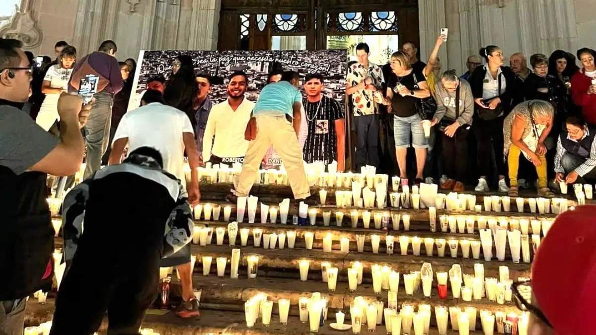 Veladoras en las escalinatas de la Parroquia de Nuestra Señora de la Asunción en memoria de los 5 jóvenes desaparecidos