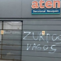 Aten Capital repudió las pintadas vandálicas en su local y apuntó contra el diputado Domínguez