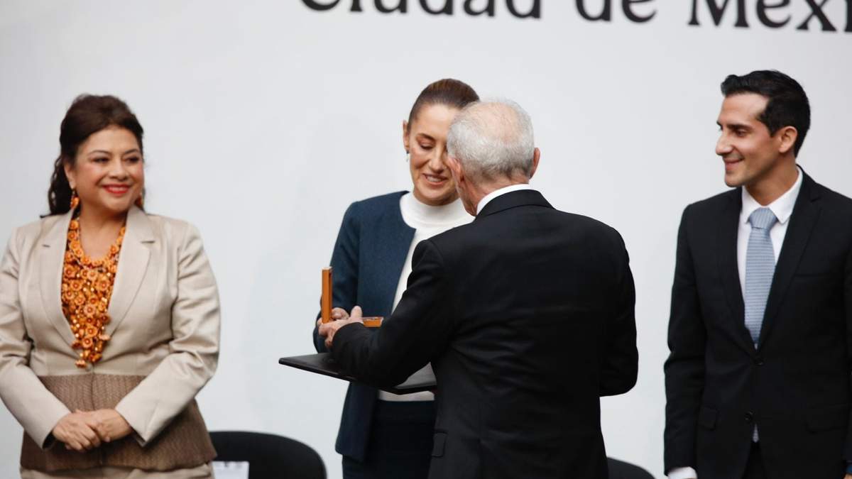 Clara Brugada, Claudia Sheuinbaum y Rommel Pacheco durante la entrega del Premio Nacional del Deporte por el fomento deportivo en México a Alfredo Harp