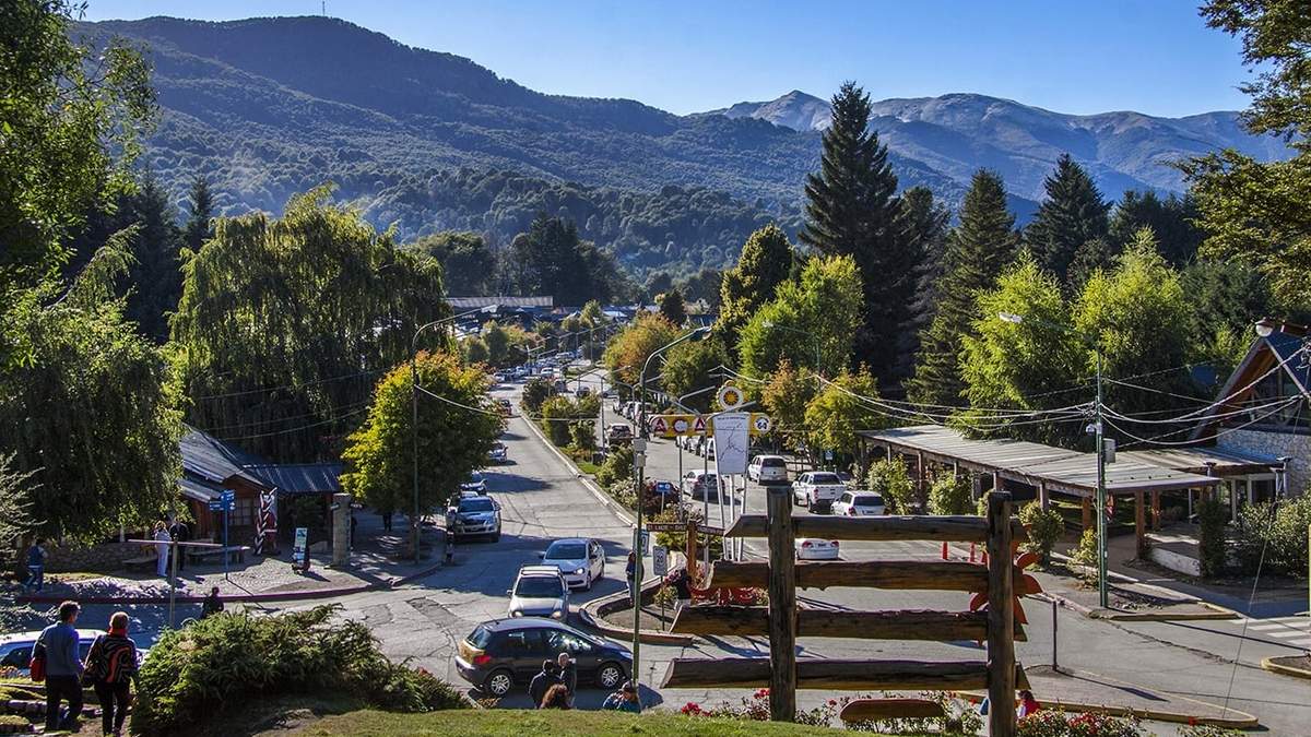Postal del centro de Villa La Angostura. Fuente: (Twitter)