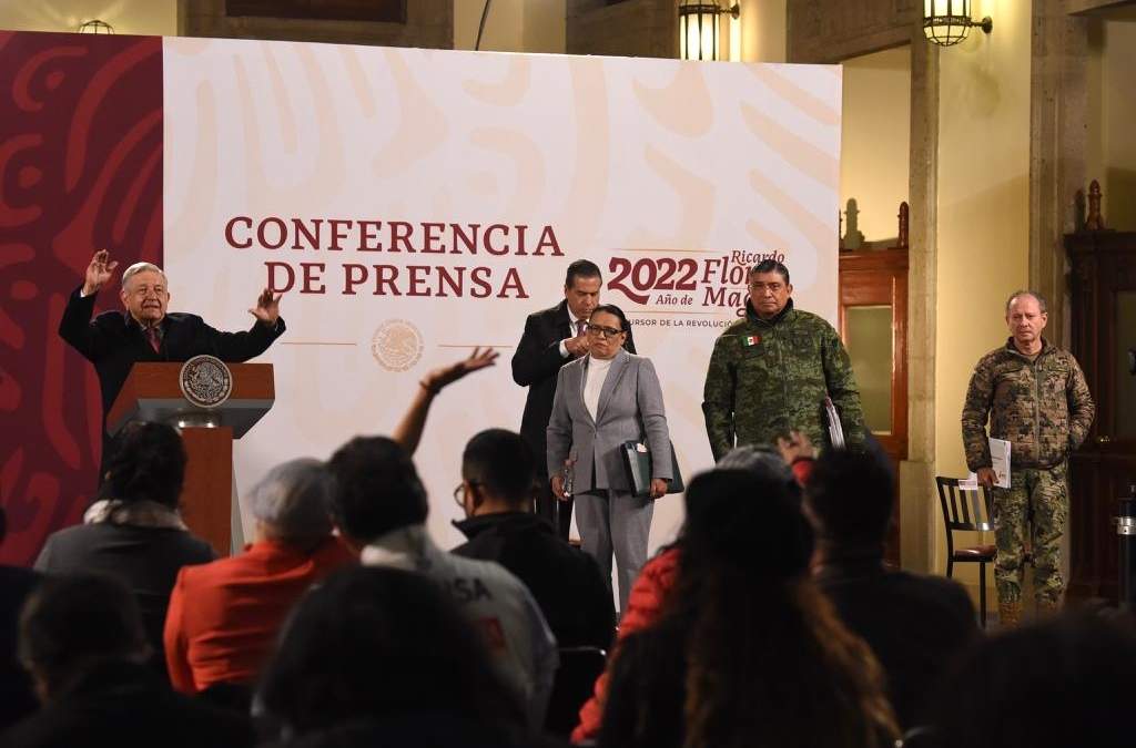 El presidente junto a la secretaria Rosa Icela Rodríguez y el general Sandoval