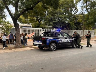 Narcos colgaron banderas con mensajes en escuelas de Rosario y crece la tensión