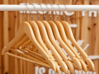 Con 4 perchas de madera y un poco de imaginación, creá esta mesita estilo Pinterest para tu living