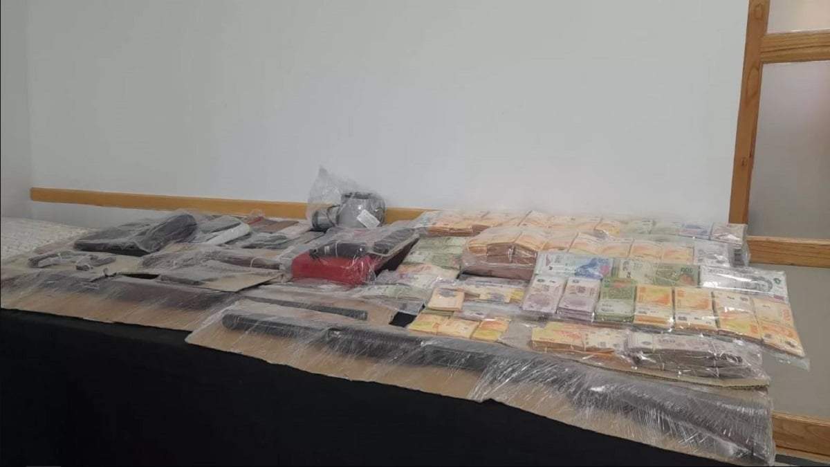 Dinero en efectivo, drogas y armas secuestradas por la policía en Neuquén. Fuente: (Policía de Neuquén)