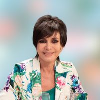 A sus 69 años, Mónica Gutiérrez marca tendencia con un conjunto clásico y los zapatos que no podemos dejar de tener