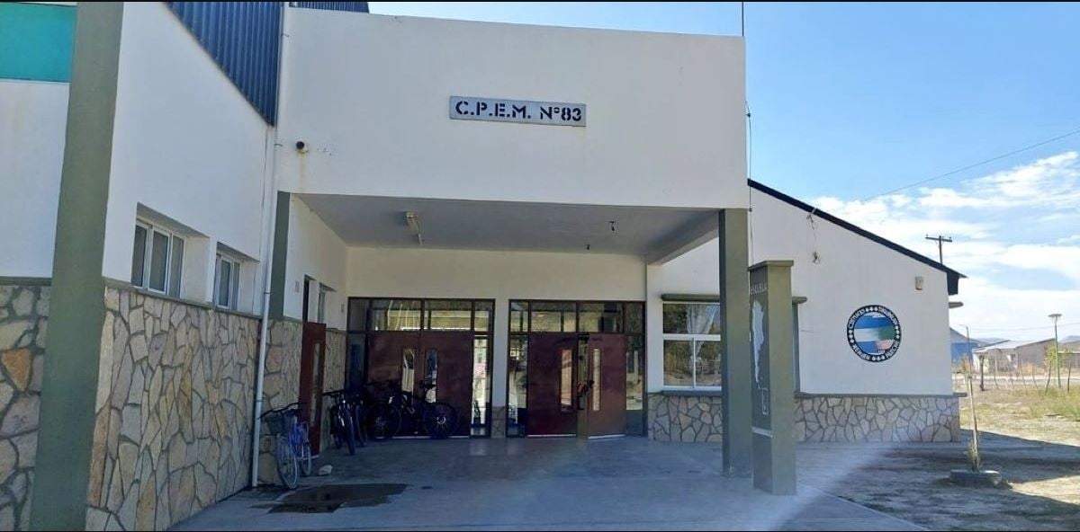 Edificio del CPEM N° 83, de Taquimilán, en el norte neuquino. Fuente: (Mejor Informado)