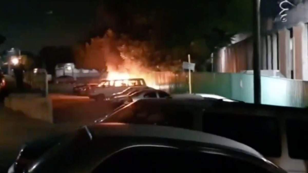 La camioneta en la que se encontraba el médico fue incendiada