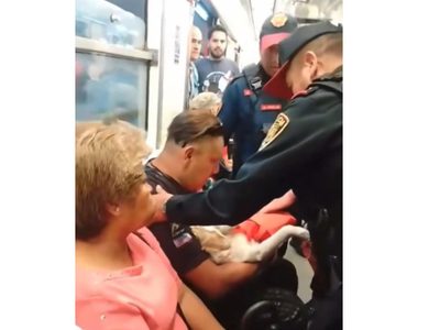 Policías arrastraron y sacaron del Metro a un hombre con todo y perro; SSC indaga (Video)