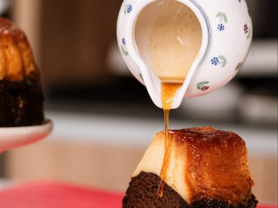Los dulces están cada vez más caros: mirá cómo preparar un mini chocoflan exprés, delicioso y económico