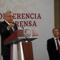 AMLO felicita a los maestros en su día y rememora sus épocas de estudiante