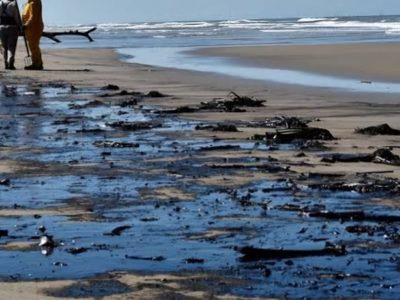 Cierran Playa del Sol cercana a la refinería Olmeca de Dos Bocas; hay residuos de chapopote
