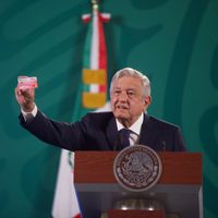 "Quedarse callado es ser cómplice" dice AMLO y exhibe tarjetas que ofrece Adrián de la Garza en NL