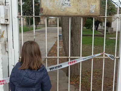 La Escuela 207 todavía no puede regresar a su edificio porque no se terminó de derribar el galpón incendiado lindante