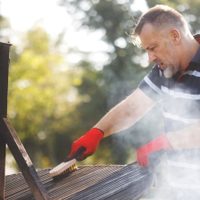 La mejor forma de limpiar la parrilla del asador con solo 1 ingrediente y en menos de 5 minutos