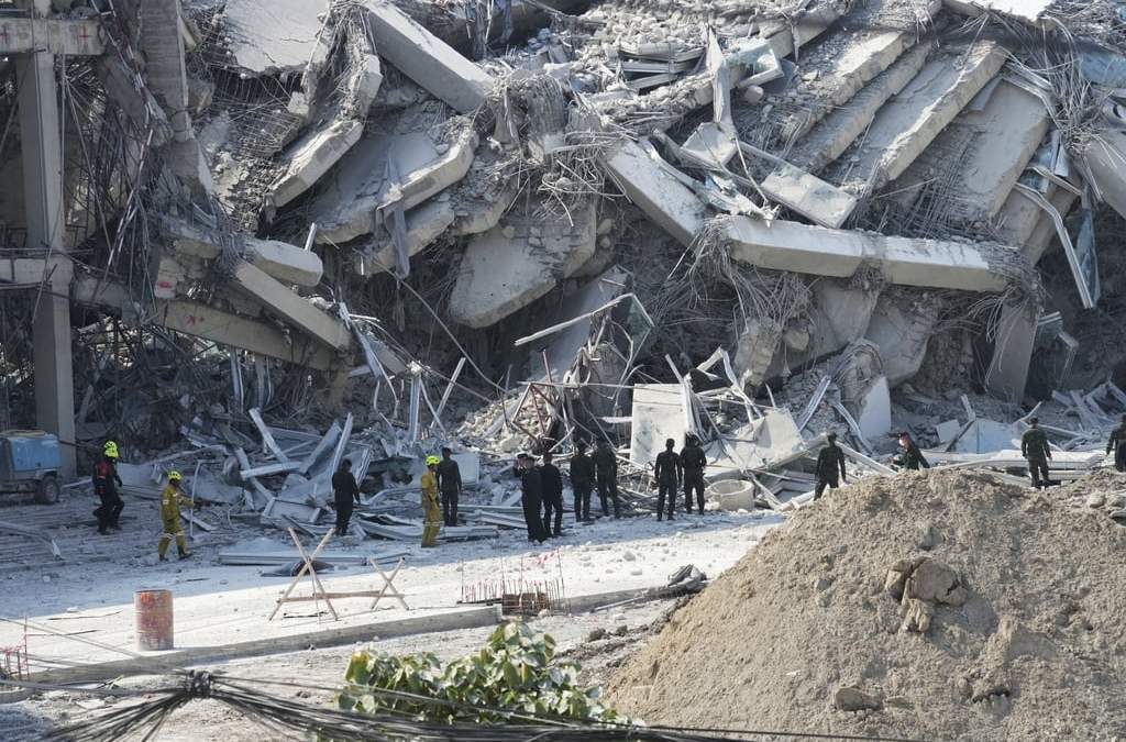 Socorristas trabajan en el sitio de un edificio en construcción que se desplomó tras un sismo de magnitud 7.7, el viernes 28 de marzo de 2025, en Bangkok, Tailandia