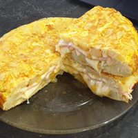 Tortilla de papa con jamón y queso: reversioná este clásico con una receta digna de un chef