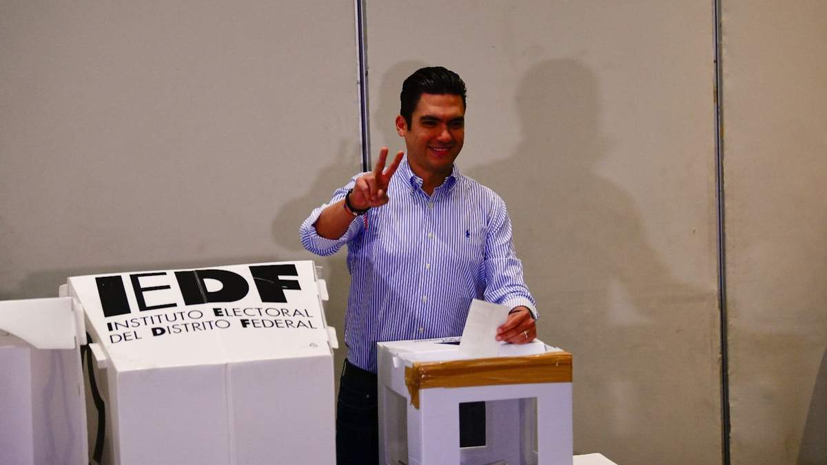 Jorge Romero emite su voto