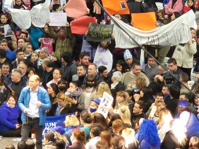 Padres y madres del Jardín de Infantes 31 reclamaron en el acto Azul