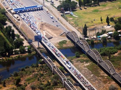 Por los cortes, chocaron fuertemente dos autos en la Ruta 151 en Río Negro