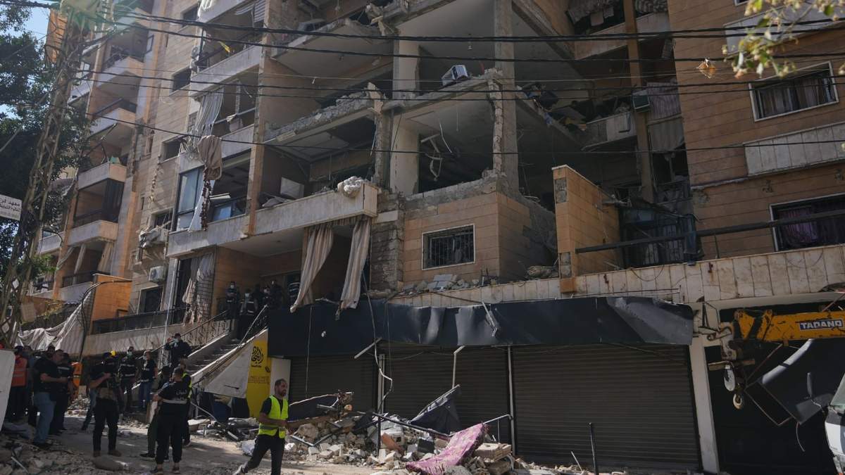 Agentes de seguridad libaneses se congregan en el lugar donde un ataque aéreo israelí impactó un edificio en Dahiyeh, un suburbio al sur de Beirut, Líbano, el domingo 7 de junio de 2026