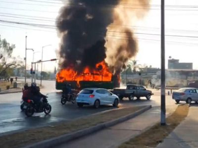 Reportan al menos 20 narcobloqueos en los límites de Michoacán con los estados de Jalisco y Colima