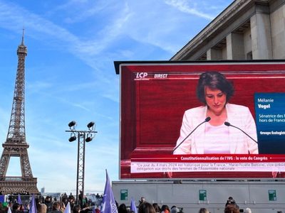 Mientras Francia hace del aborto un derecho constitucional, en Reino Unido aumentan las condenas
