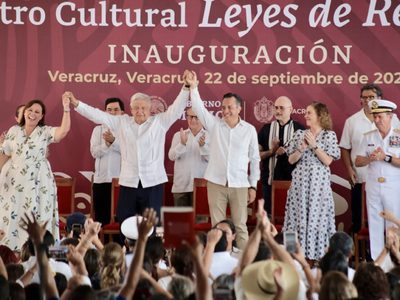 AMLO esquiva botellazo en su última gira por Veracruz (Video)